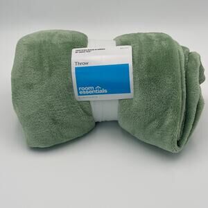 Room Essentials Sage Green Plush Throw Blanket 50x60 Cozy Recycled Polyester NEW